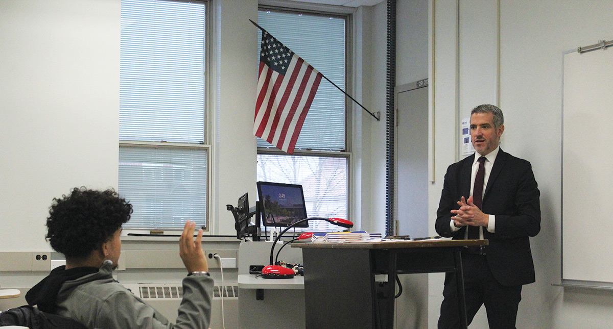 U.S. Secret Service agent discusses career opportunities with students.